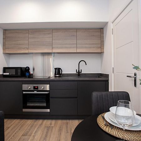 Modern 2 Bedroom Apartment in Bolton Esterno foto